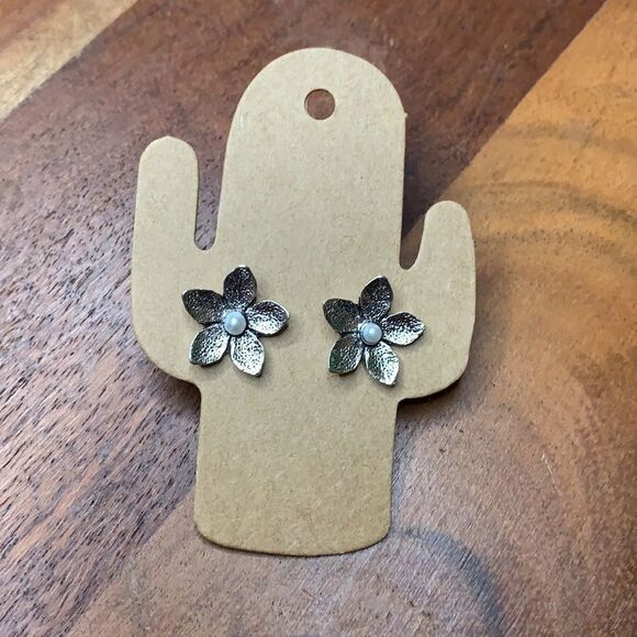 Dainty Silver Flower Pearl Studs Post Earrings - Picture 4 of 6